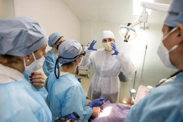 La docente Laura Bettini mentre spiega ai partecipanti Periocampus la parte pratica all'interno del riunito dentistico